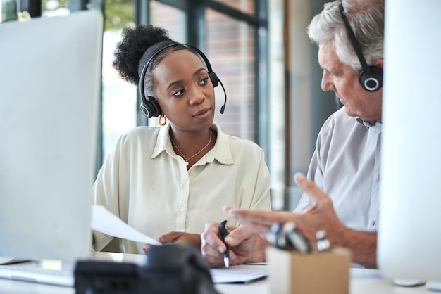 Photo mentor du centre d'appels des gens d'affaires et consultation téléphonique du personnel avec la direction bureau interne de télémarketing et diversité de la main-d'œuvre avec contact en ligne, apprentissage et conversation de travail