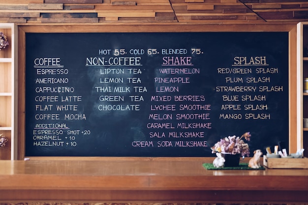 Menu de boissons rafraîchissantes sur tableau noir au café café