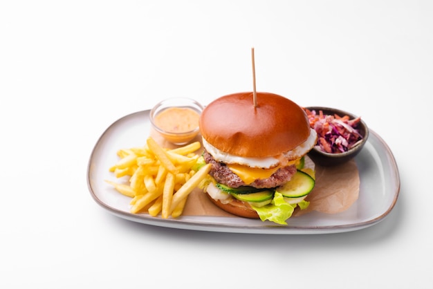 menu avec burger de boeuf avec sauce et pommes frites