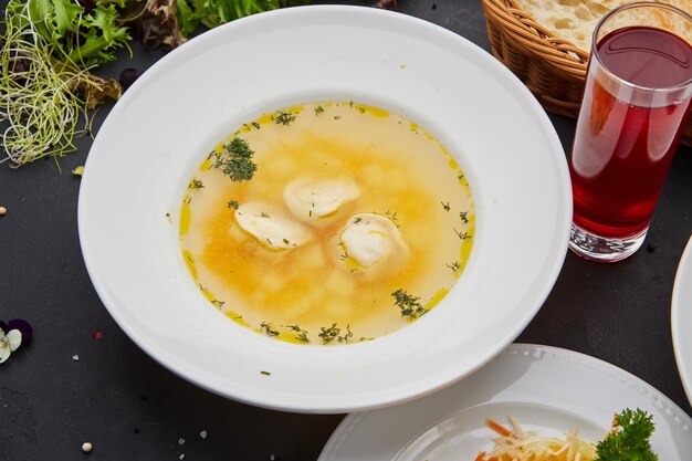 Menu de déjeuner d'affaires qui comprend une soupe de poulet à la salade de chou avec des légumes et de la compote