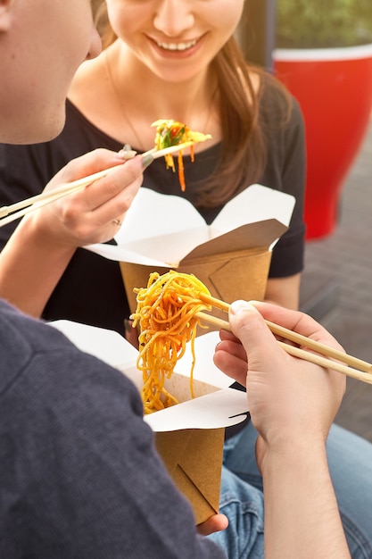 Menu déjeuner sain, livraison de plats au restaurant. récipient avec plats à emporter, dans des boîtes écologiques. copie espace