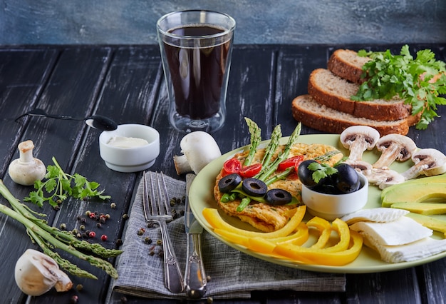 Menu diététique alimentation saine des légumes du petit déjeuner sur une assiette