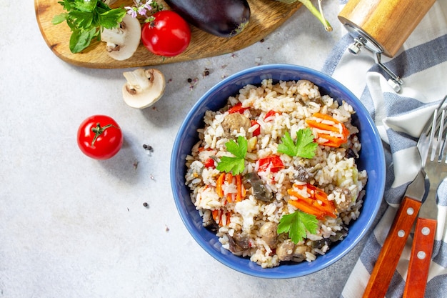 Menu diététique Alimentation saine Légumes végétariens Champignons pilaf Riz aux aubergines Vue de dessus