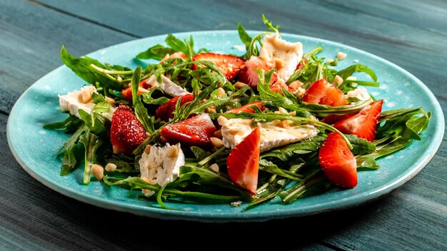 Menu diététique Salade saine avec fraises de roquette et camembert au fromage Nourriture végétalienne Mise à plat Bannière Vue de dessus