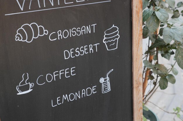 Le menu du café sur le tableau noir à l'extérieur