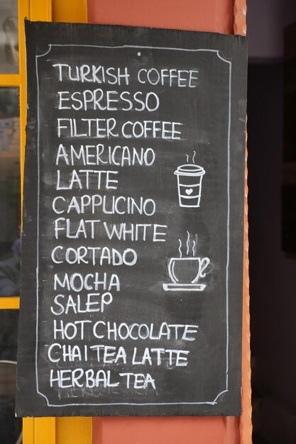 Le menu du café sur le tableau noir à l'extérieur