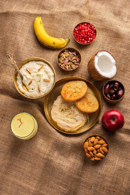 Menu du petit-déjeuner Sargi Karwa Chauth avant de commencer le jeûne ou upwas sur la cuisine indienne karva chauth