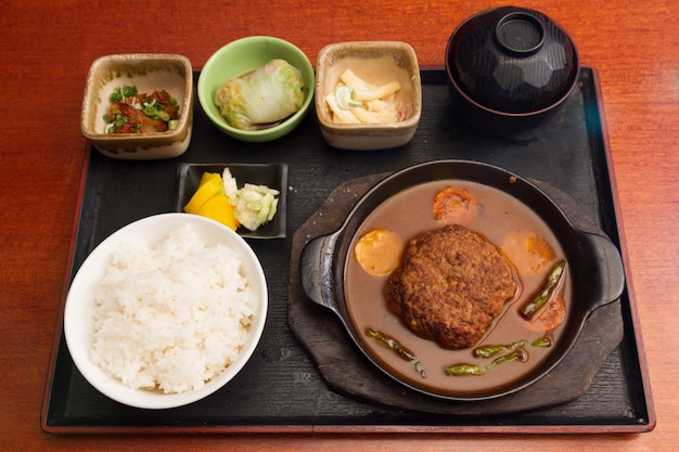 Menu japonais. Burger de porc en sauce, riz et légumes