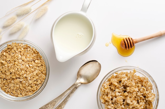 Menu de nutrition approprié pour le petit déjeuner avec porridge atmeal, lait et miel