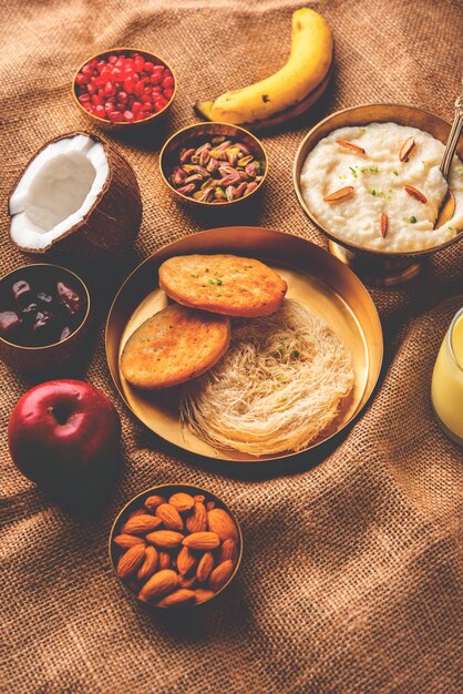 Menu de petit déjeuner Sargi Karwa Chauth avant de commencer le jeûne ou upwas sur le karva chauth nourriture indienne