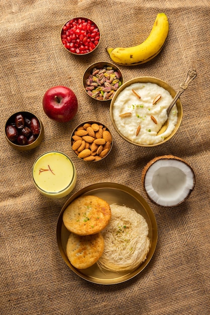 Menu de petit déjeuner Sargi Karwa Chauth avant de commencer le jeûne ou upwas sur le karva chauth nourriture indienne