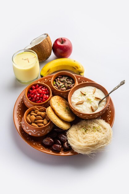 Photo menu de petit déjeuner sargi karwa chauth avant de commencer le jeûne ou upwas sur le karva chauth nourriture indienne