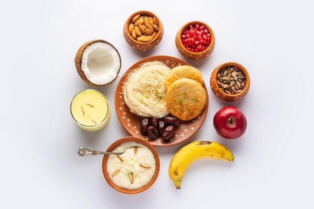 Photo menu de petit déjeuner sargi karwa chauth avant de commencer le jeûne ou upwas sur le karva chauth nourriture indienne