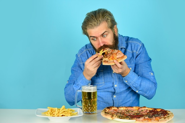 Menu de pub américain homme regardant le football tout en buvant de la bière avec de la pizza et des frites manger de la pizza et des boissons Meilleure fête ici célibataire hommes club boire au bar