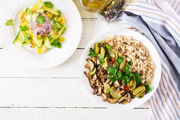 Menu de régime. Repas végétarien sain - shiitake aux champignons, gruau d&#39;avoine et courgettes sur bol. Nourriture végétalienne. Lay plat. Vue de dessus