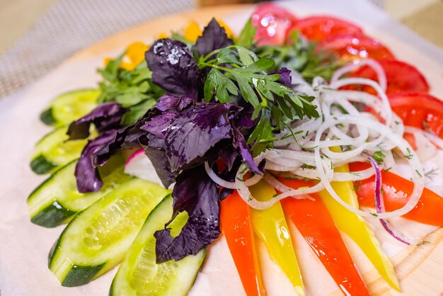 Menu régime salade saine de légumes frais tomates avocat roquette radis et graines