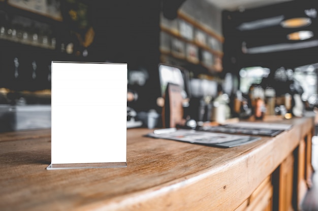 Photo menu de stand vierge ou carte de tente dans un café ou un restaurant