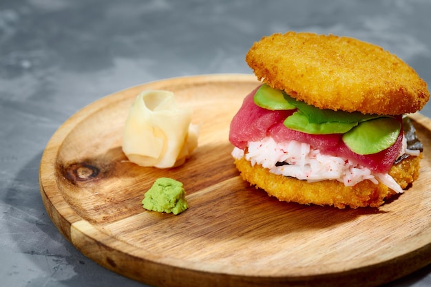 Menu sushi avec burger à base de riz et thon avocat fromage léger et nori