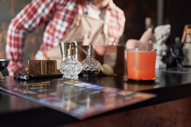 Menu et verre à cocktail sur le comptoir du bar