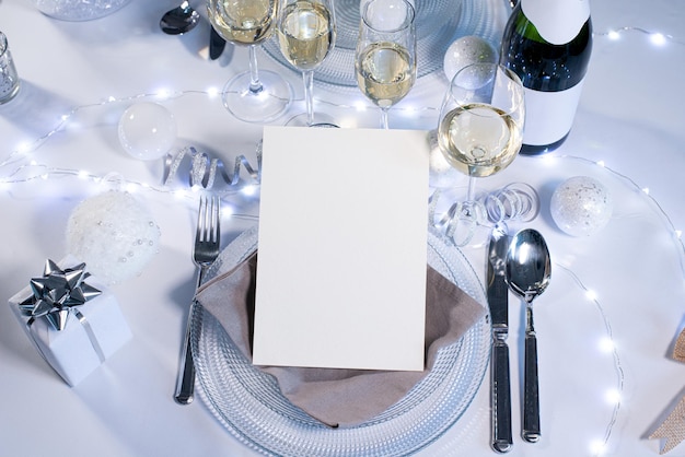 Menu vide du restaurant sur une table de fête de Noël avec espace de copie pour insérer son propre texte