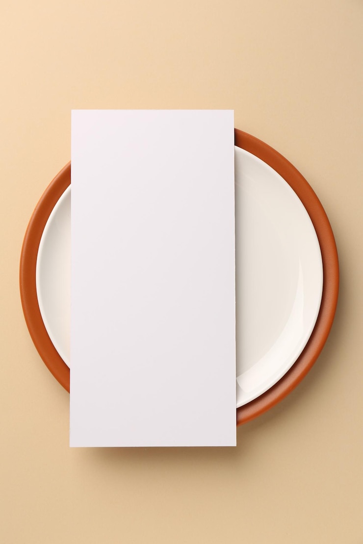 Photo menu vide et plaques sur fond beige vue supérieure maquette pour la conception