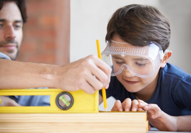 La menuiserie est un métier familial Un père et son fils travaillant ensemble le bois