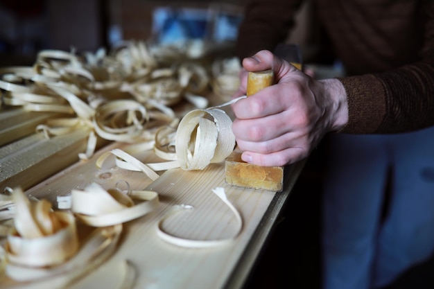 Menuisier charpentier ou outil de menuisier et copeaux de bois Outils de menuiserie sur table en bois Atelier de menuiserie