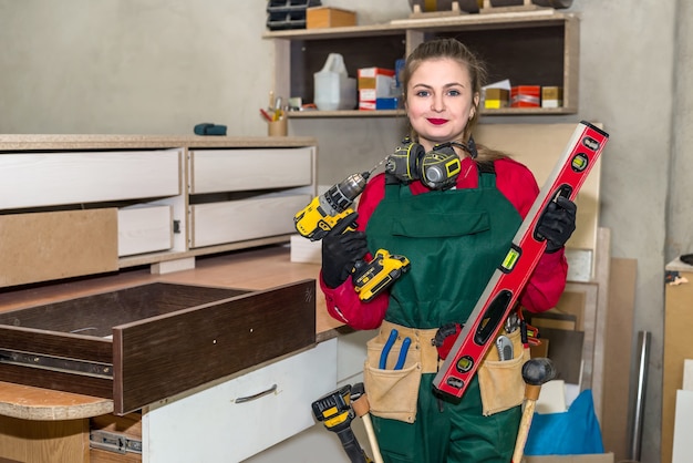 Menuisier femme avec différents outils en menuiserie