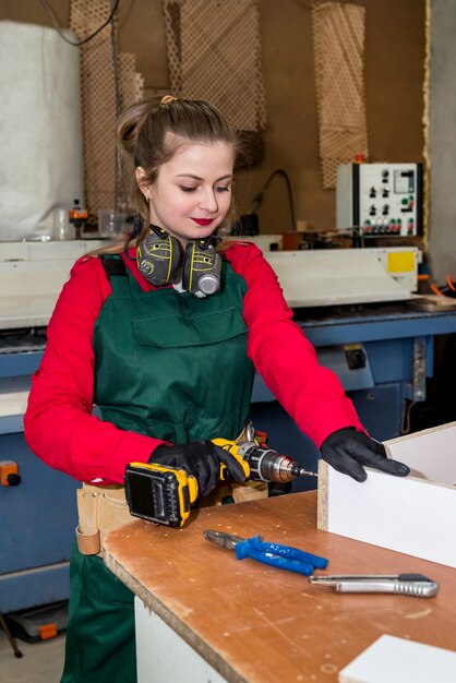 Menuisier Femme Avec Perceuse, Construction De Meubles