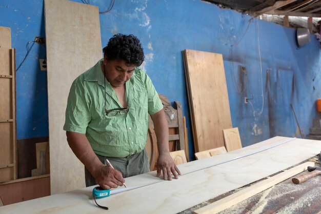 Menuisier mexicain, menuisier travaillant dans son atelier