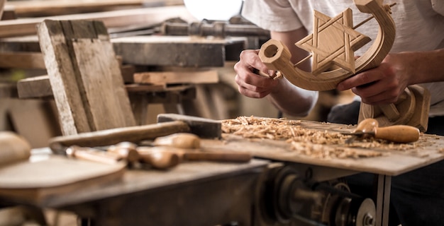 Menuisier travaillant avec un produit en bois, outils à main