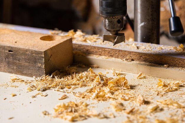 Photo un menuisier travaille dans un atelier de fabrication de meubles