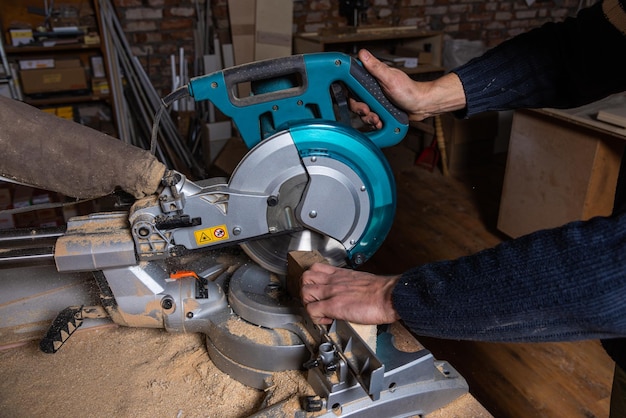 Un menuisier travaille dans un atelier de fabrication de meubles