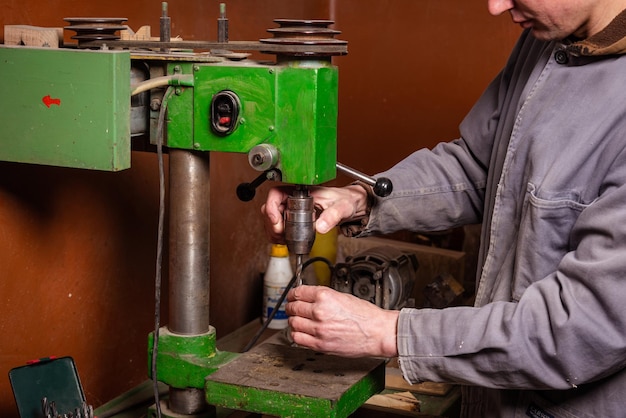 Un menuisier travaille dans un atelier avec une raboteuse et divers outils