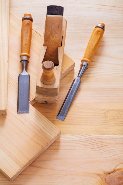 Les menuisiers à l'ancienne plan et ciseaux de menuiserie sur des planches en bois