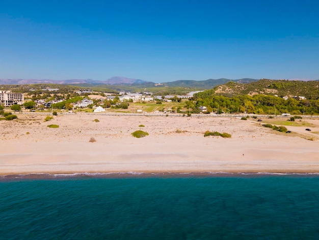 mer aérienne et plage. fond bleu