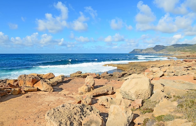 Mer agitée par Argentiera côte jaune Sardaigne