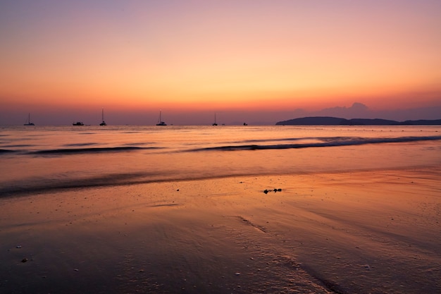 Mer d&#39;Andaman au coucher du soleil, province de Krabi, Thaïlande