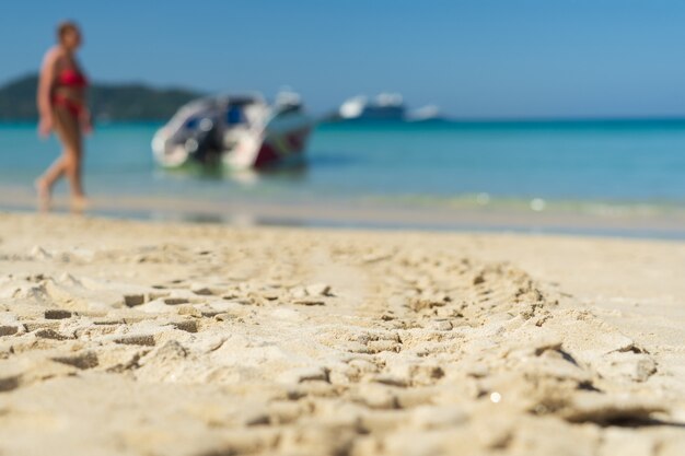 Mer d&#39;Andaman. Se détendre sur la plage par une belle journée ensoleillée.