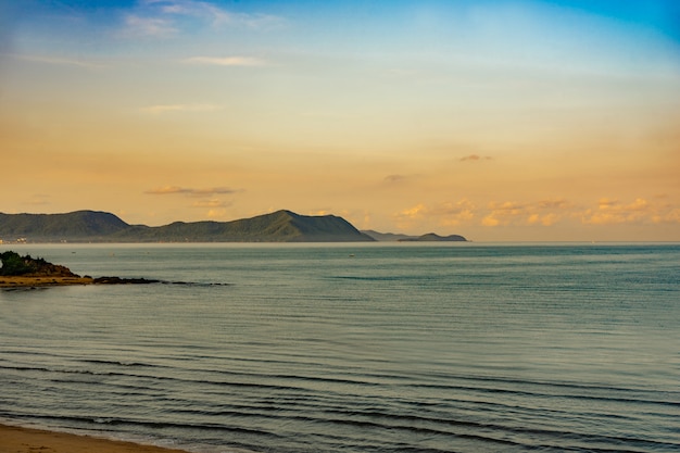 La mer au coucher du soleil pendant les vacances d'été