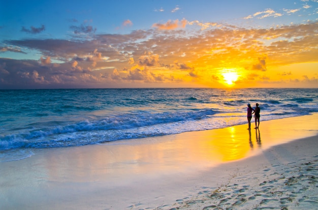 mer au coucher du soleil