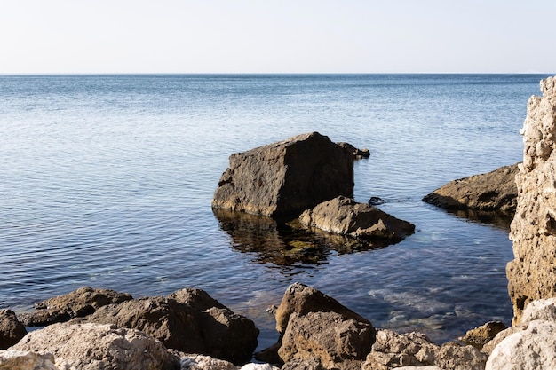 Mer au pied des montagnes un matin ensoleillé