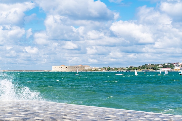 Mer d'azur sur le quai de la ville de Sébastopol