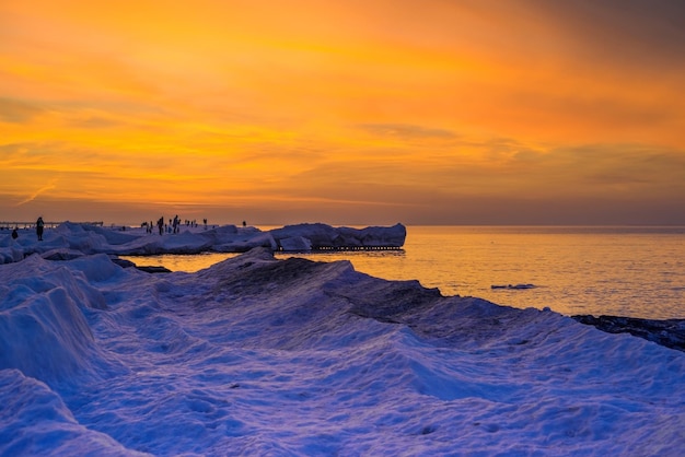 Mer Baltique gelée en hiver à l'aube