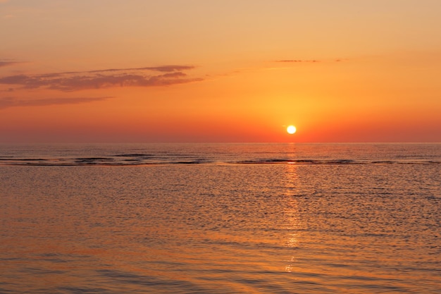 Mer Baltique lever de soleil tôt le matin sur la mer