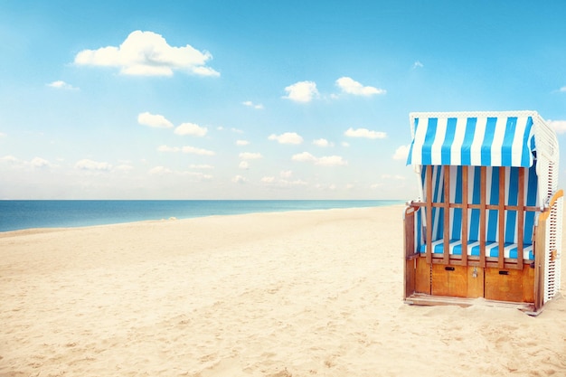 Mer baltique orageuse avec chaises longues et dunes côtières