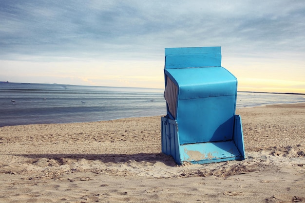 Mer baltique orageuse avec chaises longues et dunes côtières