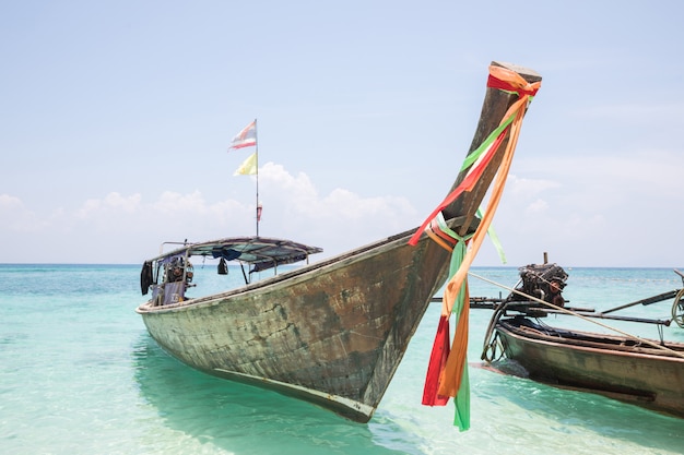 Mer avec bateau thai