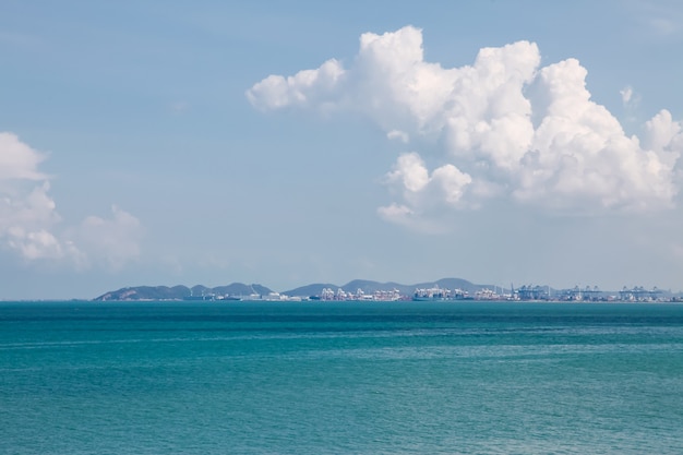 Mer de beaux nuages à Pattaya, Thaïlande