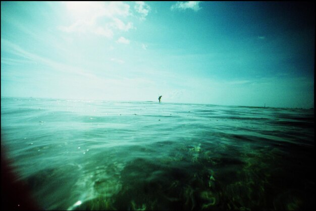 Photo la mer bleue calme contre le ciel